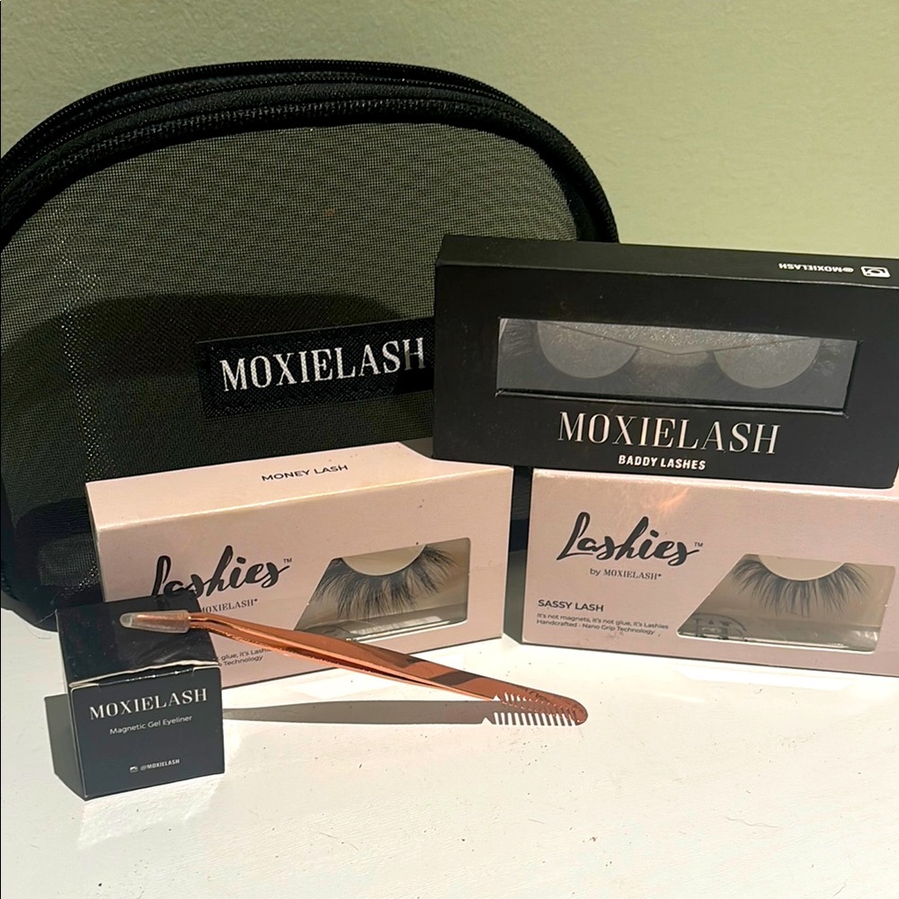 Moxielash Eyelash Kit with three sets of lashes